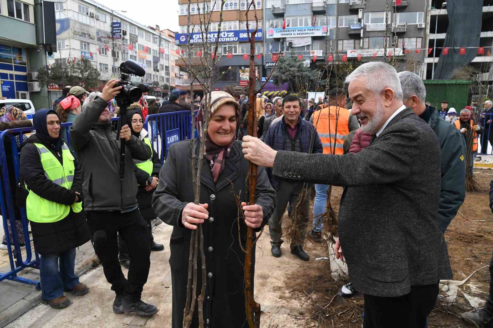 ISPARTA BELEDİYESİ, GEÇEN HAFTA GERÇEKLEŞTİRDİĞİ ÜCRETSİZ MEYVE FİDANI DAĞITIMININ ARDINDAN
