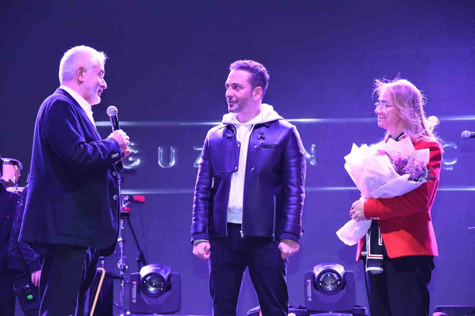ISPARTA BELEDİYESİ ÇOCUK FESTİVALİNDE OĞUZHAN KOÇ SAHNE ALDI