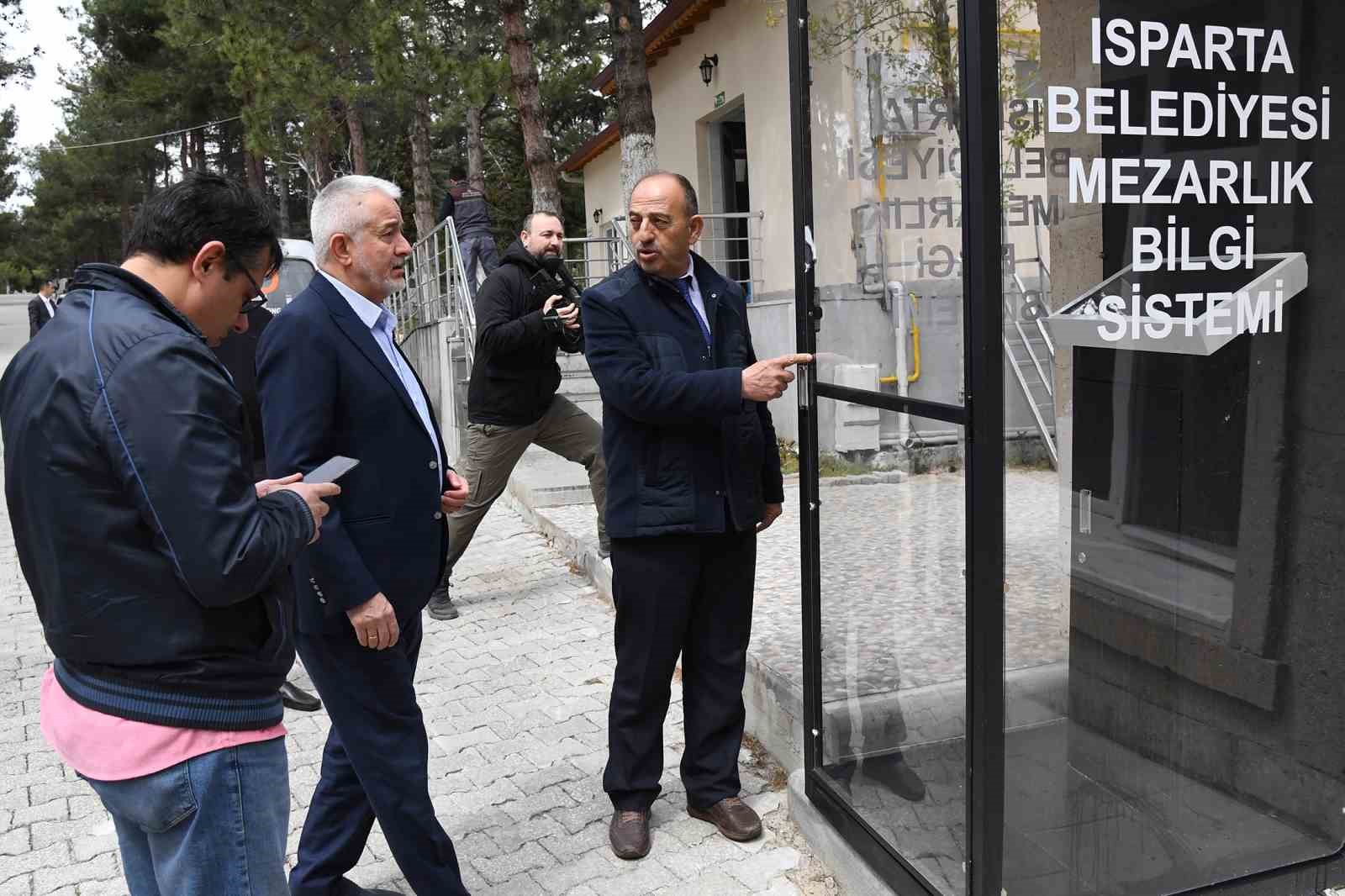 ISPARTA BELEDİYESİ, VATANDAŞLARIN VEFAT EDEN YAKINLARININ MEZARLARINI RAHAT BULABİLMELERİ İÇİN