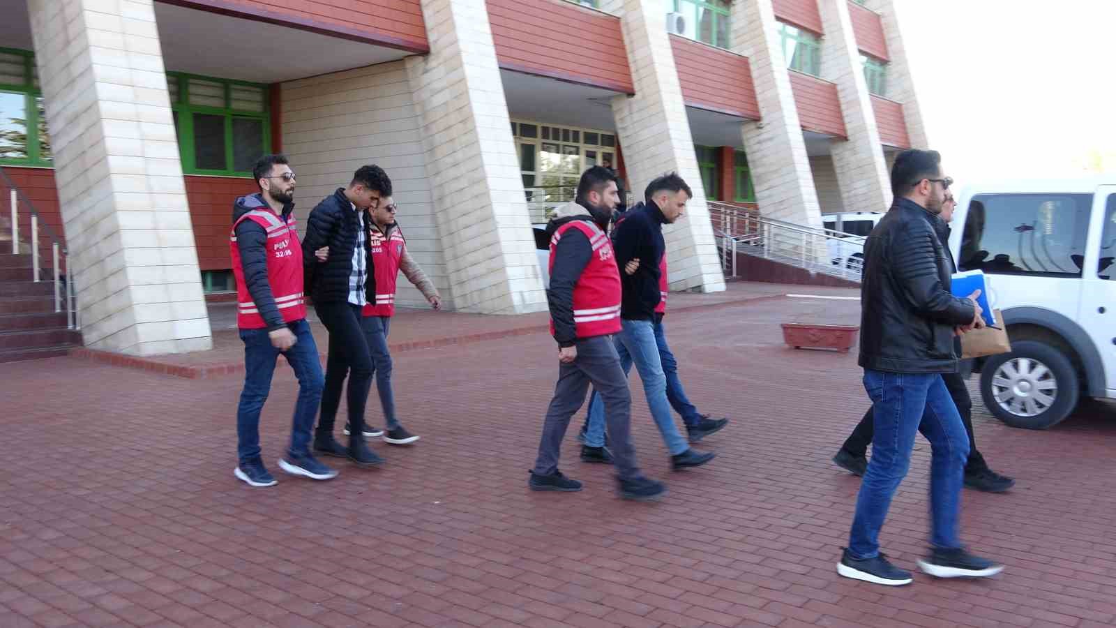 ISPARTA’DA GECE SAATLERİNDE BİR KİŞİNİN ÖLDÜRÜLDÜĞÜ KAVGADA GÖZALTINA ALINAN 2