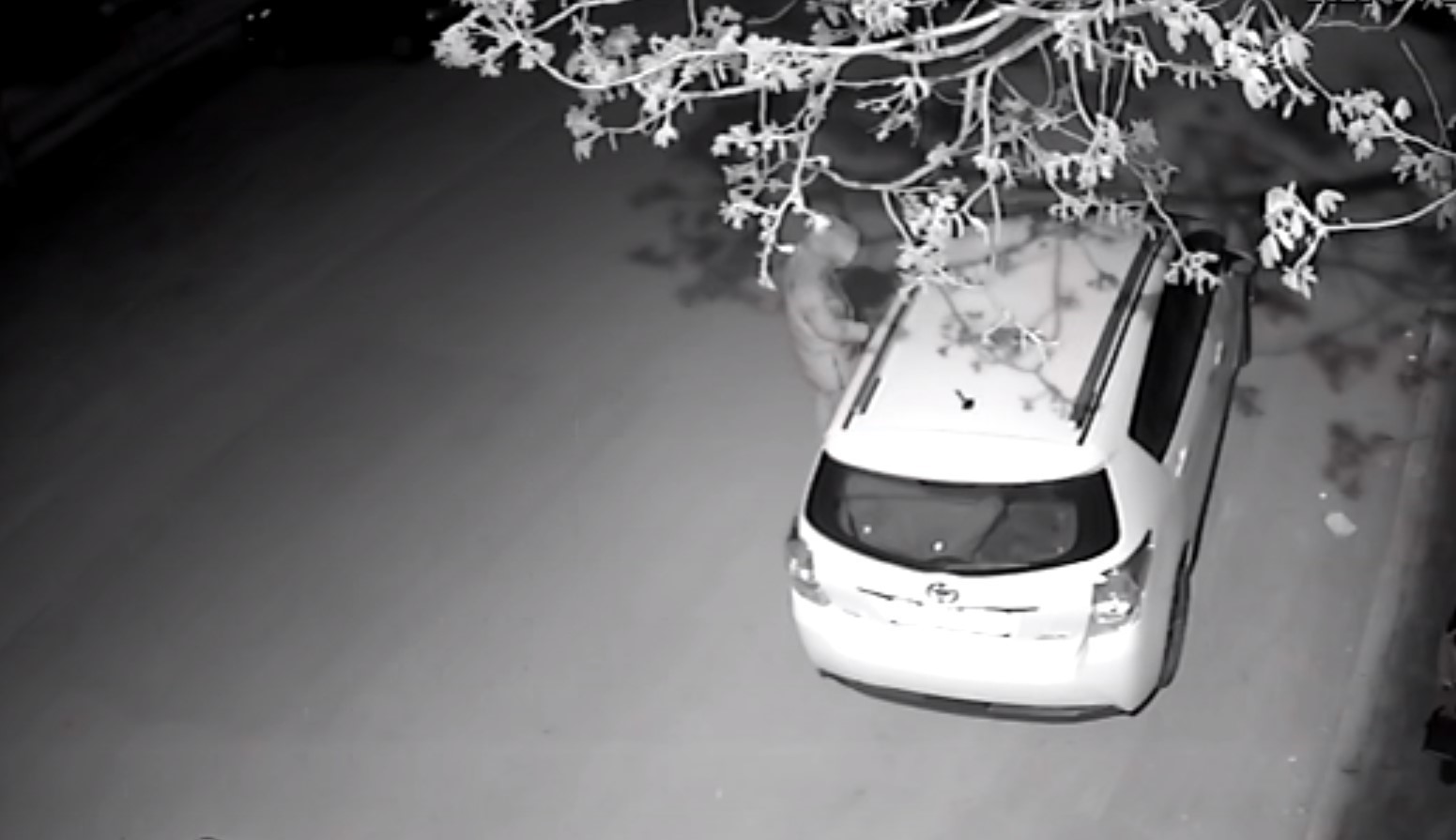 ISPARTA’DA PARK HALİNDEKİ BİR OTOMOBİL GECE SAATLERİNDE ÇALINDI. OTOMOBİLİN ÇALINMA