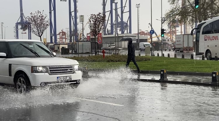İSTANBUL ANADOLU YAKASI'NDA SAĞANAK YAĞIŞ ETKİLİ OLUYOR.