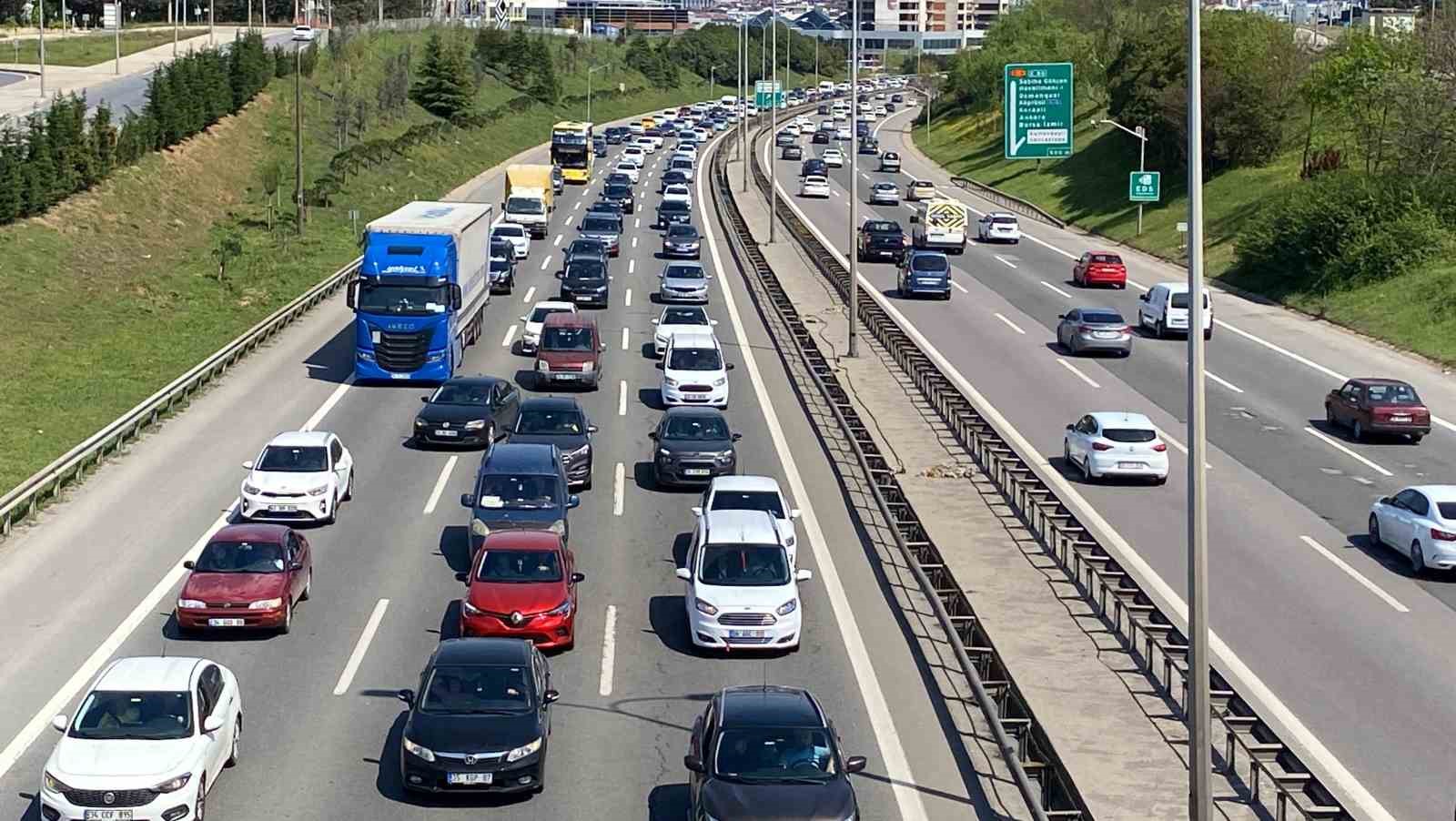 İSTANBUL'DA BAYRAMIN 2’İNCİ GÜNÜNDE TRAFİK YOĞUNLUĞU 71'E ULAŞTI. BAYRAM SEBEBİYLE
