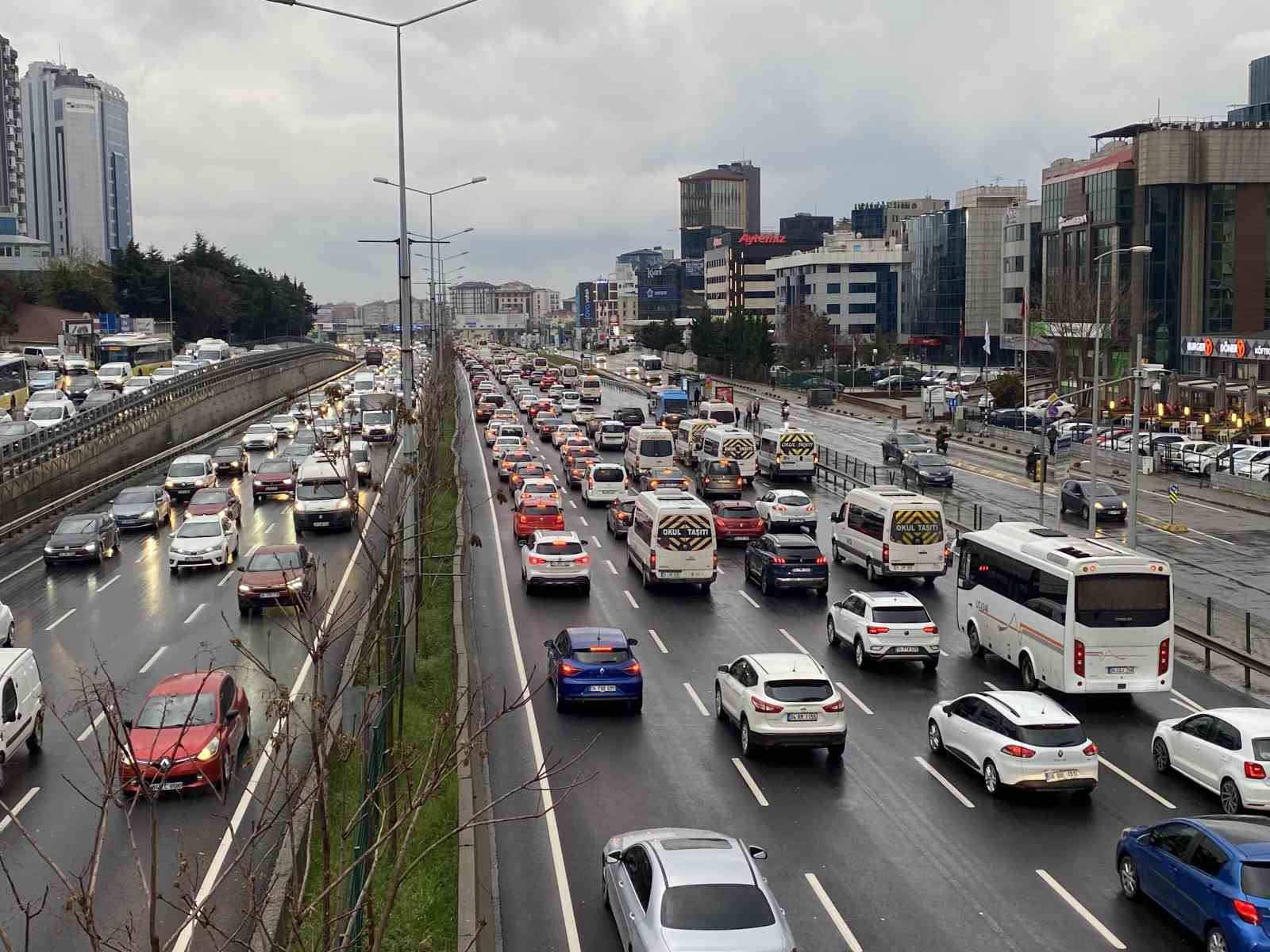 İSTANBUL ANADOLU YAKASI’NDA TRAFİK YÜZDE 90’A ULAŞTI.