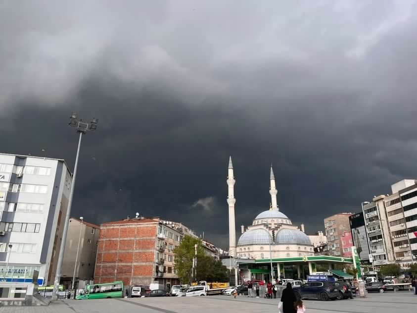 İSTANBUL’DA ETKİLİ OLAN YAĞMURLA BERABER ARALIKLARLA DOLU YAĞIŞI DA ETKİLİ