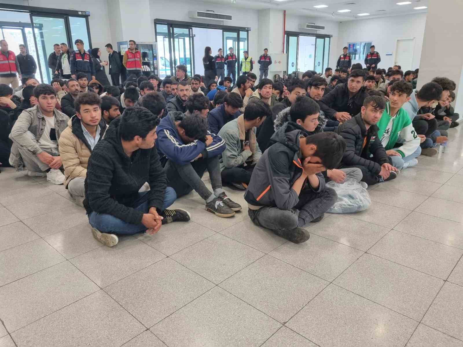 İSTANBUL’DAN 138 AFGANİSTAN UYRUKLU DÜZENSİZ GÖÇMEN ÜLKELERİNE GÖNDERİLDİ.