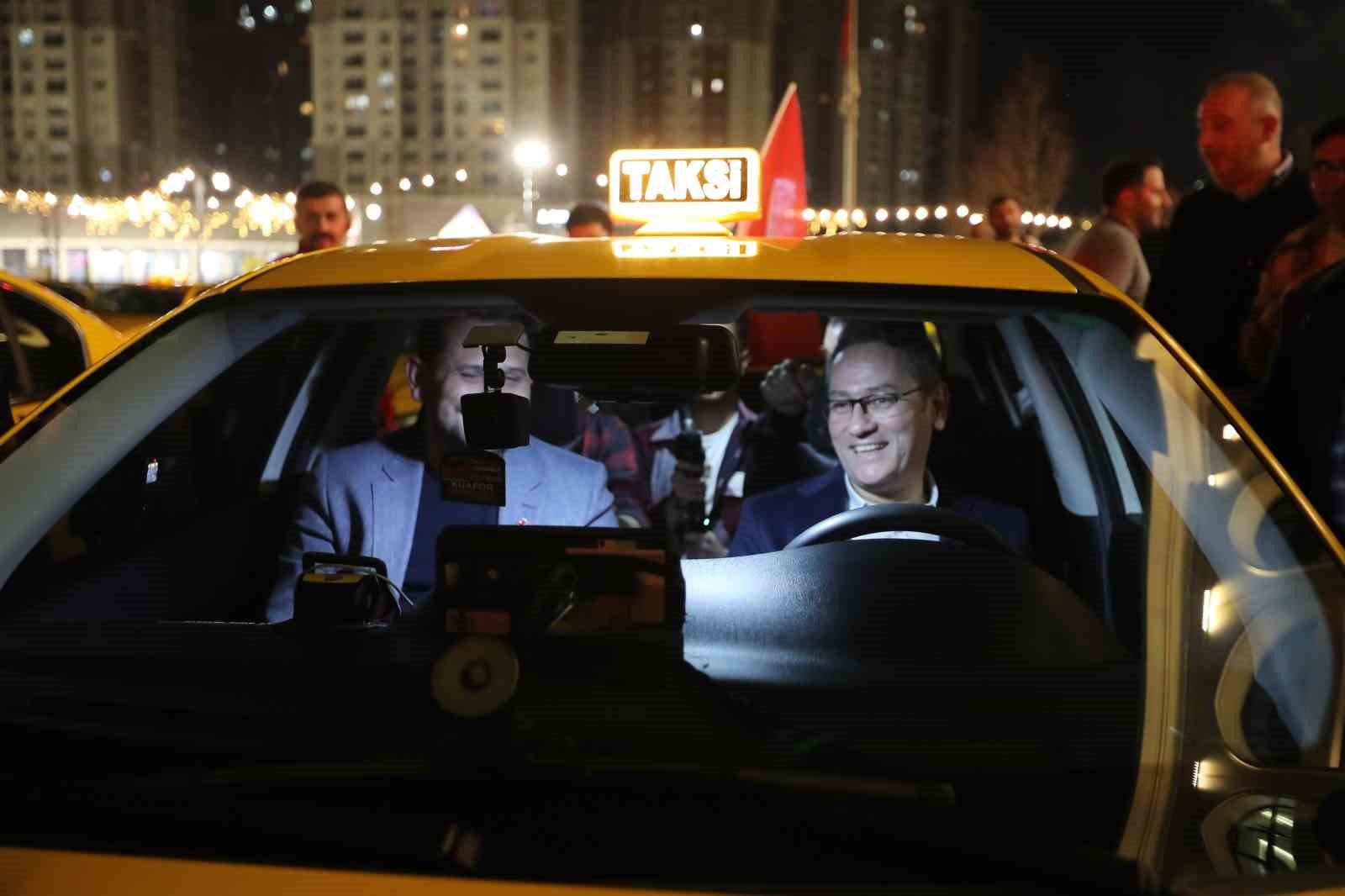 BAŞAKŞEHİR BELEDİYE BAŞKANI YASİN KARTOĞLU, İSTANBUL’UN FARKLI İLÇELERİNDEKİ TAKSİ DURAKLARININ