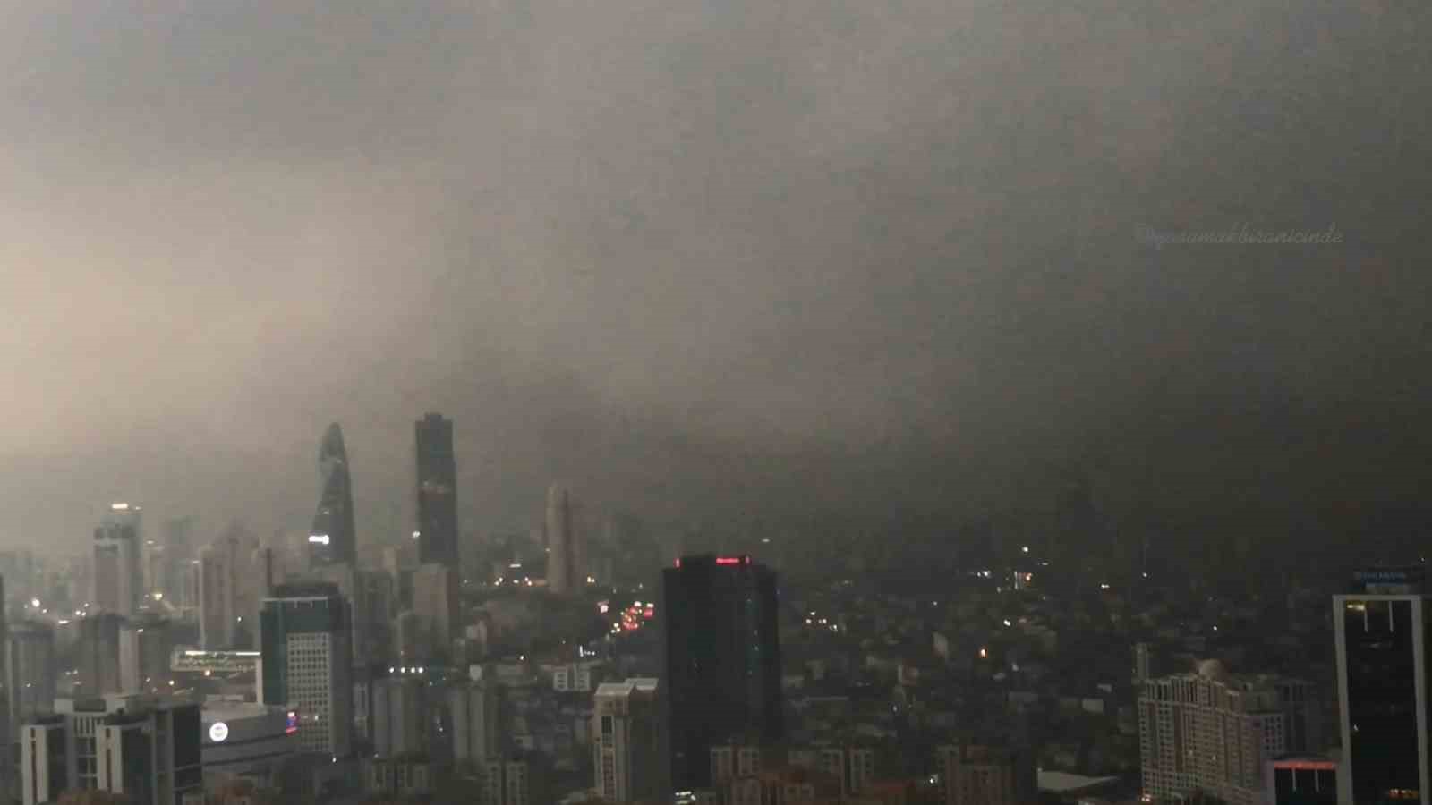 İSTANBUL’U BİR ANDA YAĞMUR BULUTLARI KAPLADI, GÜNDÜZ GECEYE DÖNDÜ