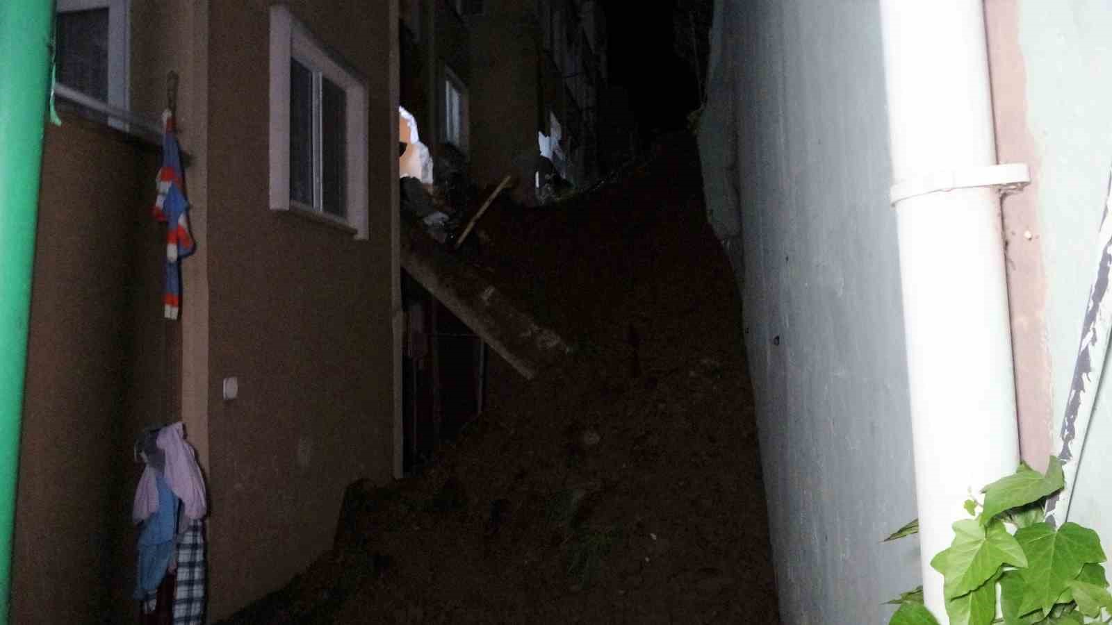 KOCAELİ’NİN İZMİT İLÇESİNDE SOKAKTA BULUNAN İSTİNAT DUVARININ ÇÖKMESİ NETİCESİNDE 4