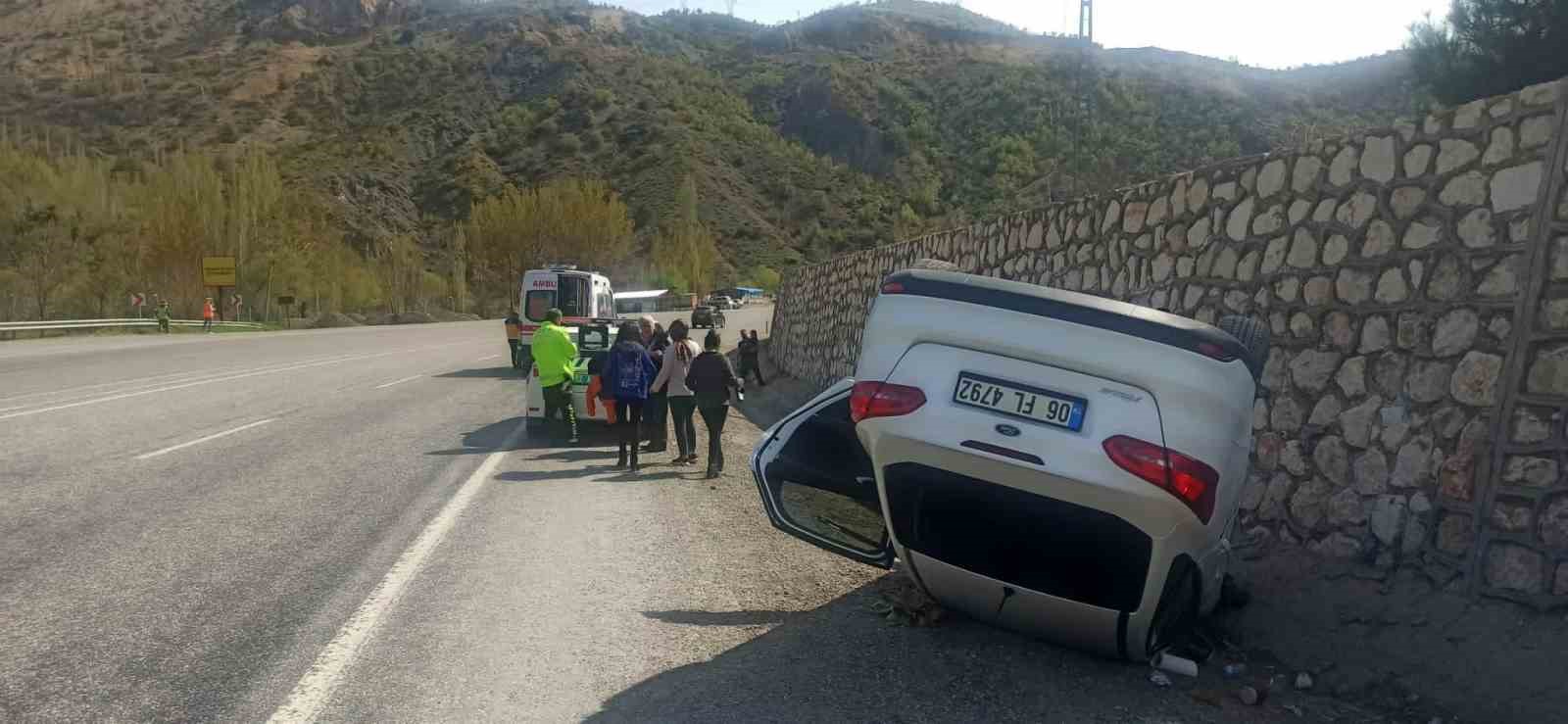 ADIYAMAN'IN GÖLBAŞI İLÇESİNDE İSTİNAT DUVARINA ÇARPAN OTOMOBİLİN TAKLA ATMASI SONUCU