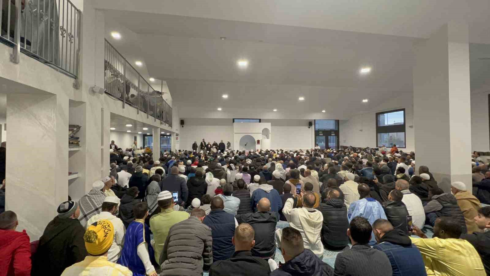 İTALYA’DA RAMAZAN BAYRAMI’NI COŞKU İLE KARŞILAYAN MÜSLÜMANLAR, BERGAMO’DA BAYRAM NAMAZINI