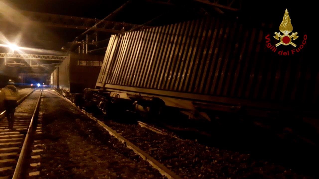 İTALYA’NIN FLORANSA KENTİNDEN YÜK TRENİN RAYDAN ÇIKMASI SONUCU 50’DEN FAZLA