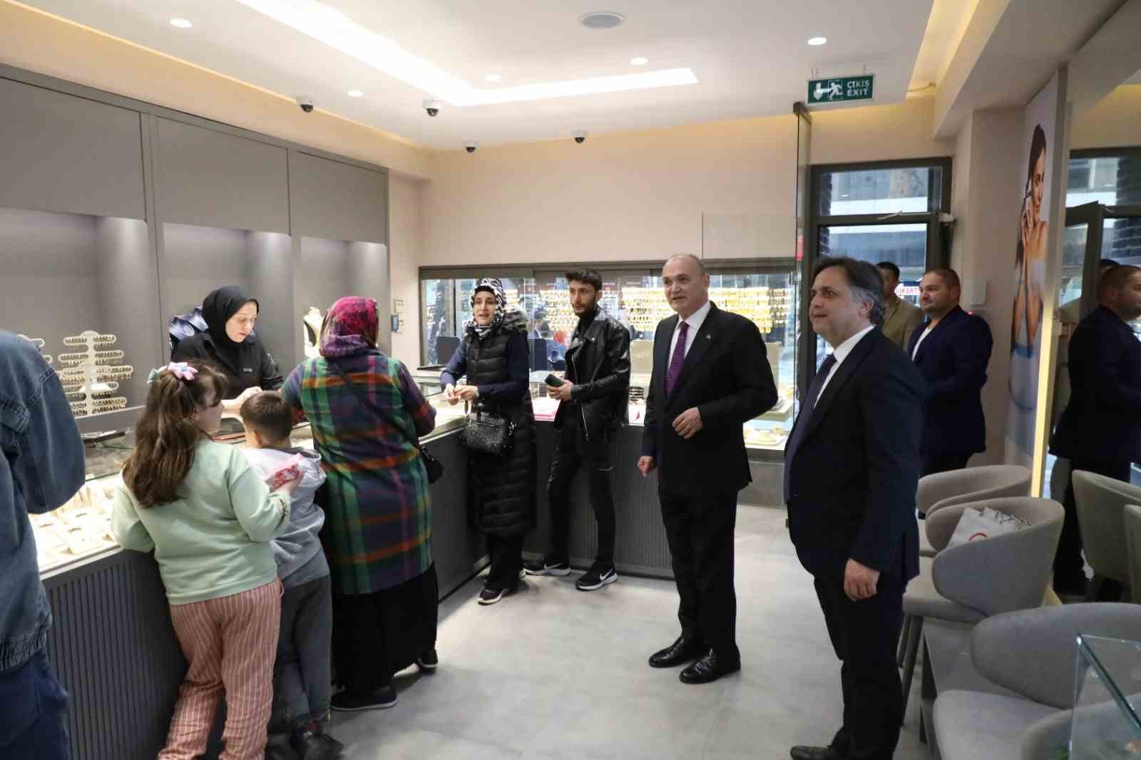DÜZCE BELEDİYE BAŞKANI DR. FARUK ÖZLÜ’NÜN İSTANBUL CADDESİ ESNAFLARINA YAPTIĞI