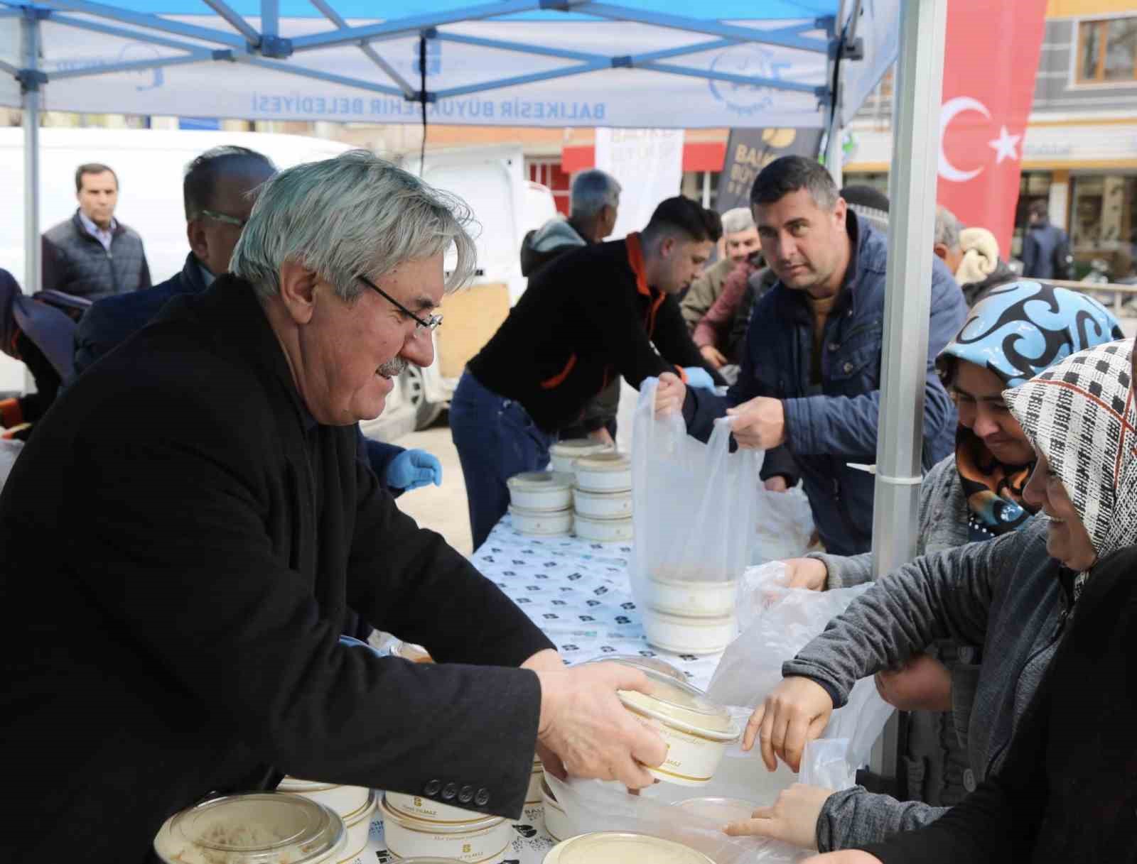 İVRİNDİ'DE BAŞKAN CENGİZ GÖNÜLLERE DOKUNUYOR