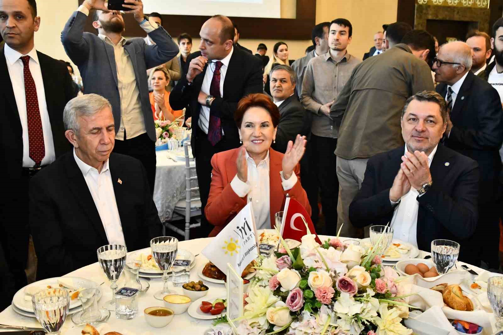 İYİ PARTİ GENEL BAŞKANI AKŞENER, PARTİSİNİN İL BAŞKANLIĞINDA DÜZENLENEN BAYRAM