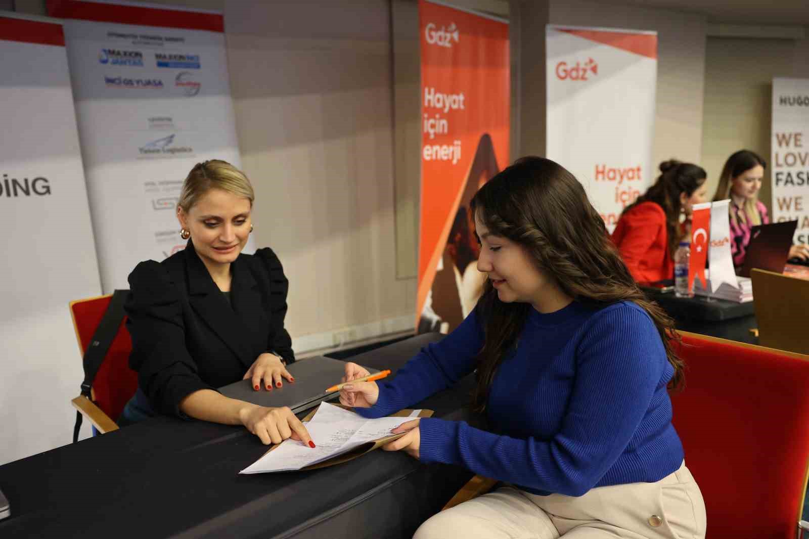 İZMİR EKONOMİLİ GENÇLER, TOPLAM 37 FİRMANIN KATILDIĞI FUARDA, GELECEKTE ÇALIŞMAYI