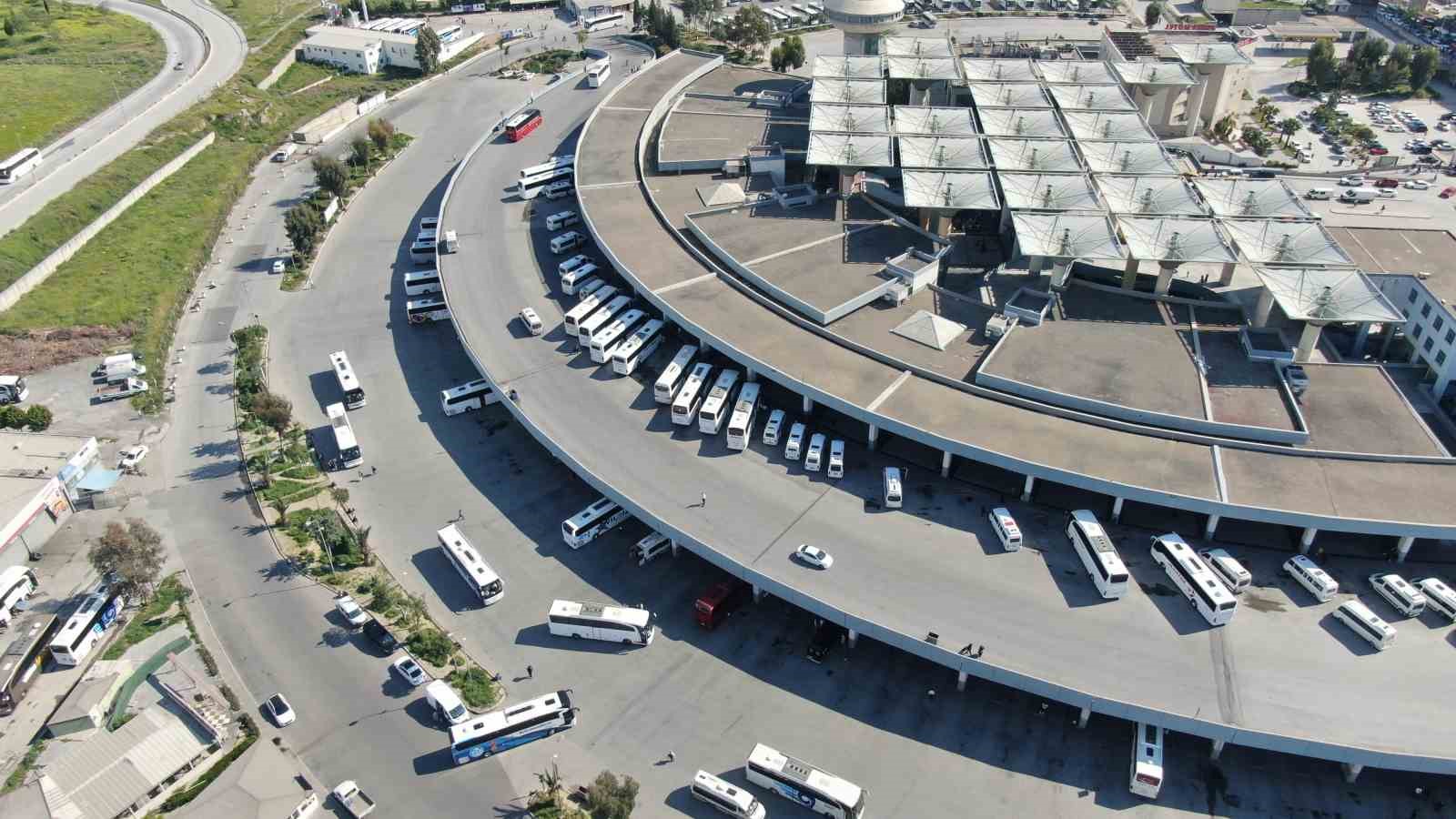 İZMİR ŞEHİRLERARASI OTOBÜS TERMİNALİ'NDE RAMAZAN BAYRAMI MESAİSİ SÜRERKEN, OTOBÜS FİRMALARI