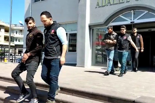İZMİR POLİSİNİN TİRE İLÇESİNDE DÜZENLEDİĞİ UYUŞTURUCU OPERASYONUNDA 3 ŞÜPHELİ TUTUKLANDI.