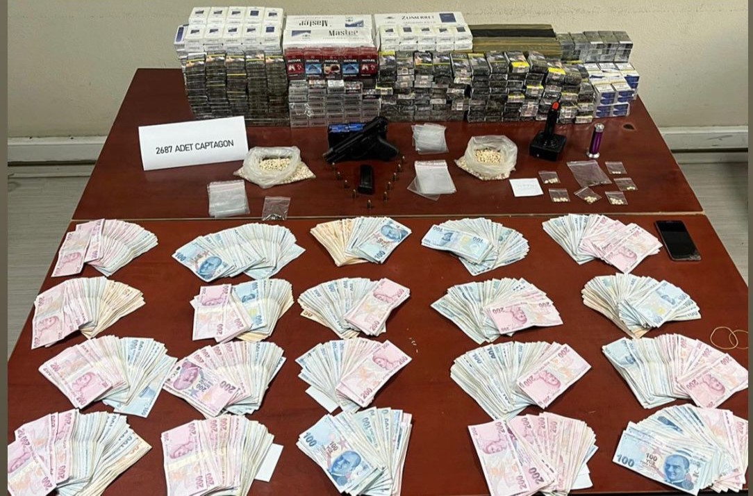 İZMİR'İN KARABAĞLAR İLÇESİNDE UYUŞTURUCU TACİRLERİNİN SUÇÜSTÜ YAKALANMASIYLA BAŞLAYAN OPERASYONDA 4