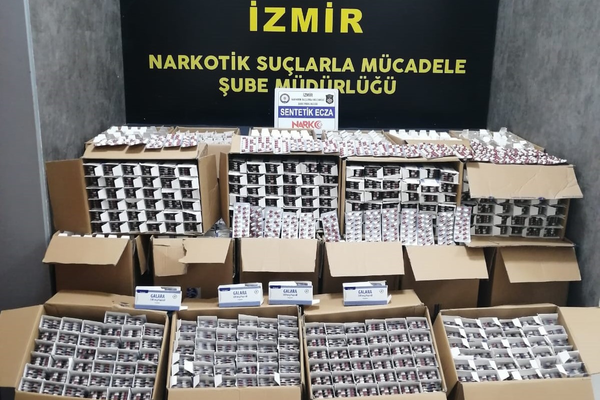 İZMİR'İN KEMALPAŞA İLÇESİNDE POLİS EKİPLERİ TARAFINDAN DURDURULAN BİR ARAÇ İÇERİSİNDE
