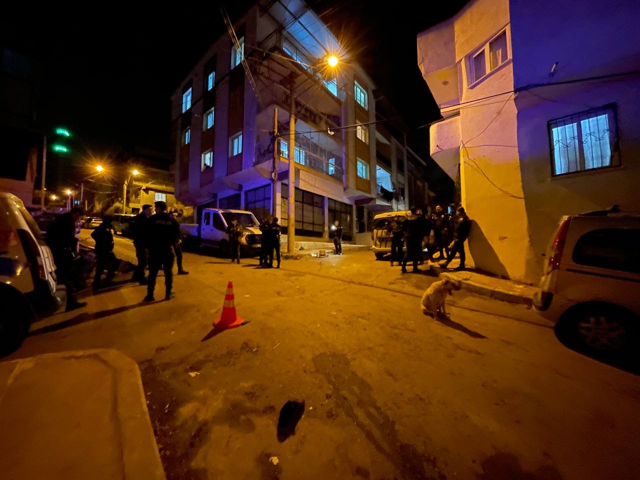 İZMİR’İN KARABAĞLAR İLÇESİNDE İKİ GRUP  ARASINDA BIÇAKLI KAVGA ÇIKTI.