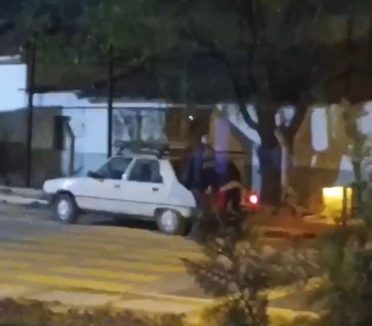 GECE SAATLERİNDE SOKAĞA GELEN İKİ ŞAHIS, YOLUN KENARINDA BULUNAN KALDIRIM