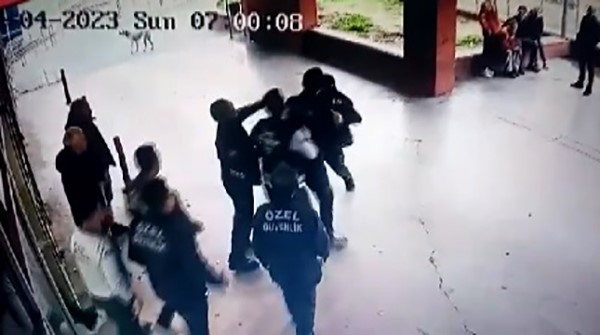 İZMİR'DE HASTANEDEKİ KAVGANIN GÖRÜNTÜLERİ ORTAYA ÇIKTI