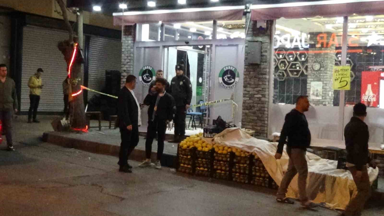 İZMİR'İN BAYRAKLI İLÇESİNDE HUSUMETLİLERİNİN BULUNDUĞU KAHVEHANEYE GELEN BİR KİŞİ, ETRAFA