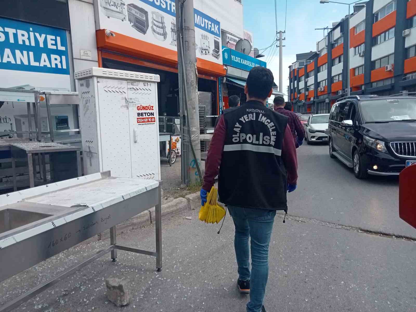 İZMİR'İN KARABAĞLAR İLÇESİNDE MOTOSİKLETLE SOKAKTAN GEÇEN SİLAHLI SALDIRGANLAR İŞ YERLERİNE
