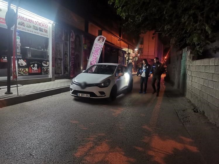 İZMİR’DE OTOMOBİLE SİLAHLI SALDIRI: 1 ÖLÜ