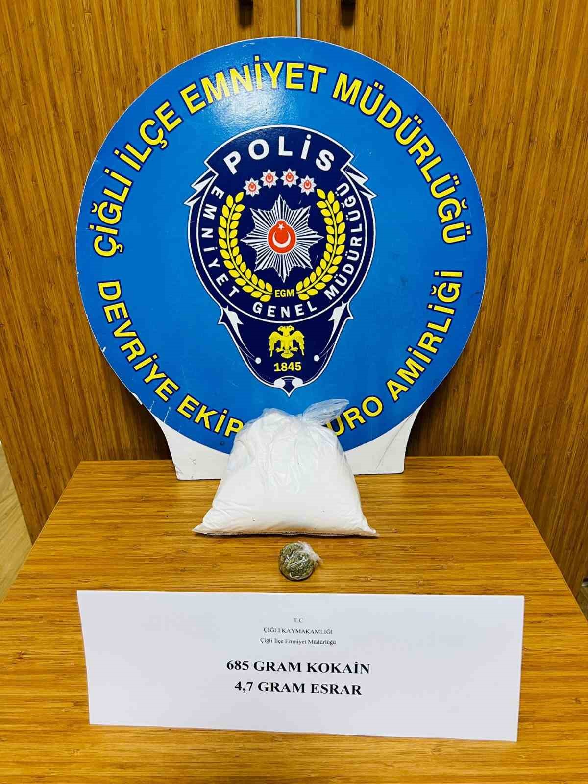 İZMİR'İN ÇİĞLİ İLÇESİNDE POLİS UYGULAMA NOKTASINDAN KAÇAN VE KOVALAMACA SONUCU