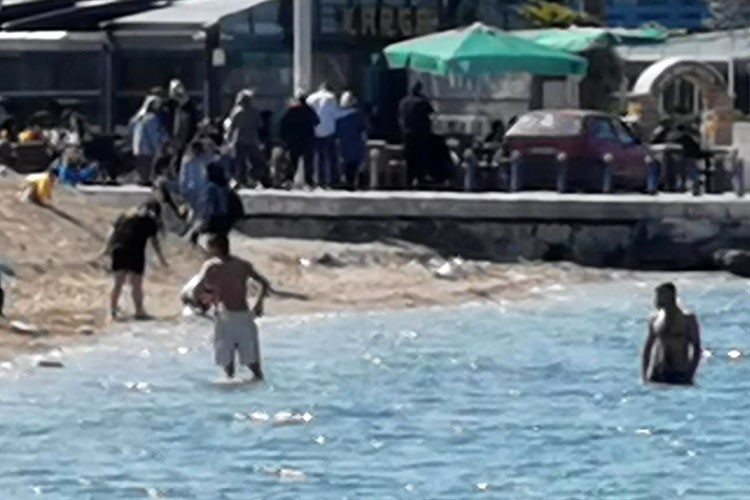 İZMİR’İN FOÇA İLÇESİNDE SICAK HAVAYI FIRSAT BİLEN VATANDAŞLAR DENİZE GİRDİ.