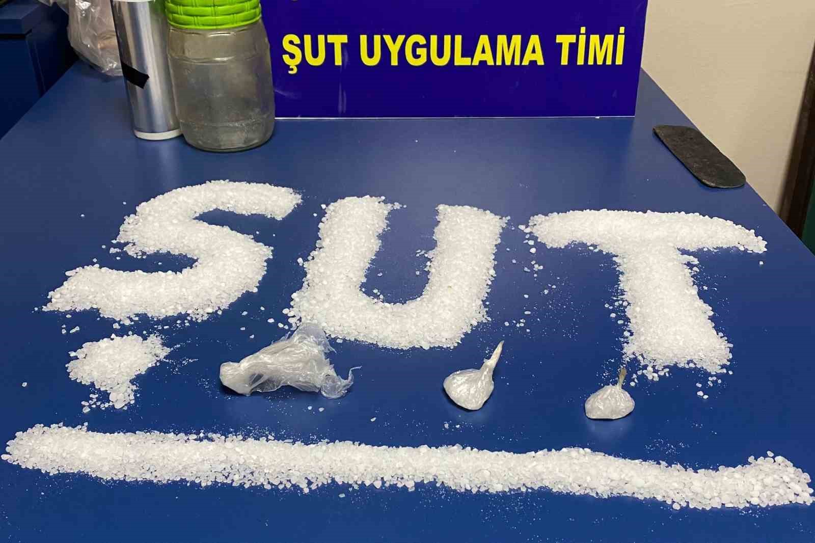 İZMİR'İN BORNOVA İLÇESİNDE UYUŞTURUCU SATICILARINA YÖNELİK ÖZEL OLARAK ÇALIŞMA YÜRÜTEN