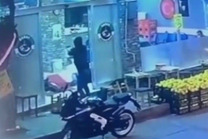 OLAY, GÜVENLİK KAMERASI TARAFINDAN SANİYE SANİYE KAYDEDİLDİ.