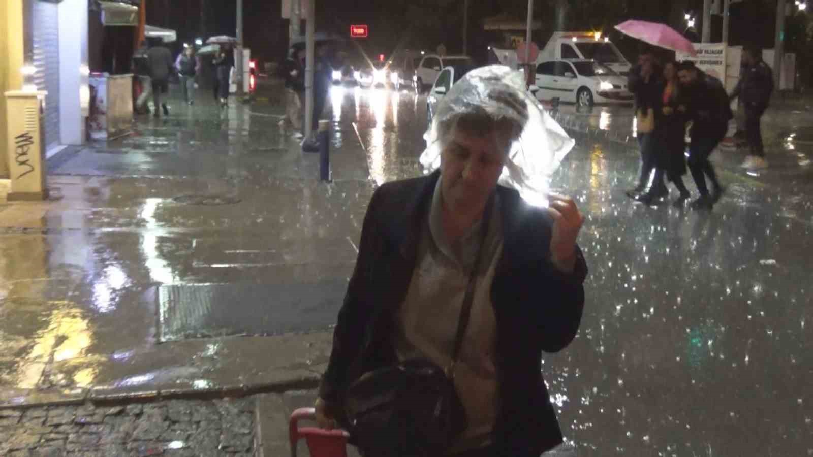 İZMİR’DE AKŞAM SAATLERİNDE ANİDEN BASTIRAN GÖK GÜRÜLTÜLÜ SAĞANAK YAĞIŞ CADDE