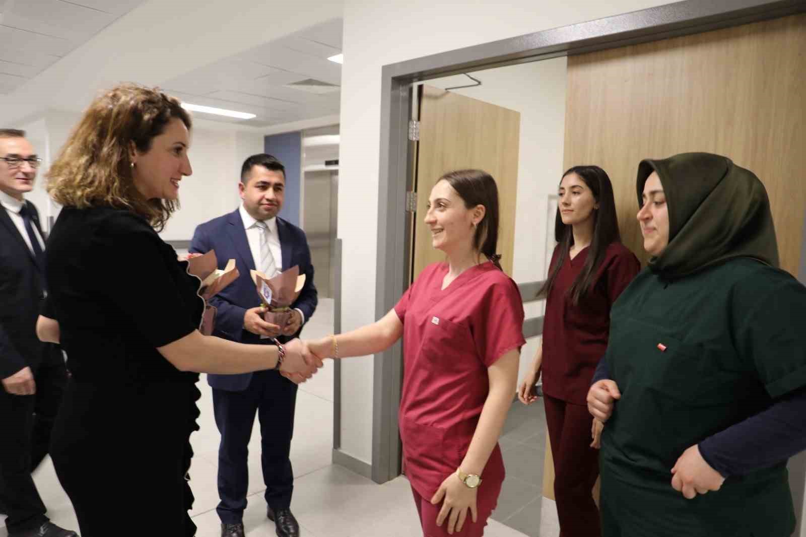 İZMİT BELEDİYESİ YÖNETİCİLERİ, 21-28 NİSAN EBELER HAFTASI DOLAYISIYLA KOCAELİ ŞEHİR