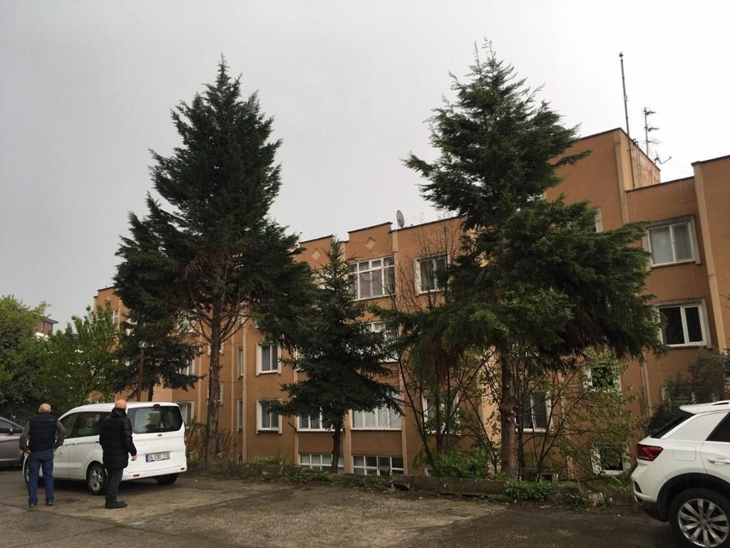İZMİT BELEDİYESİ, YUVAM AKARCA MAHALLESİ’NDE İSTİNAT DUVARLARI ÜZERİNDE BULUNAN VE
