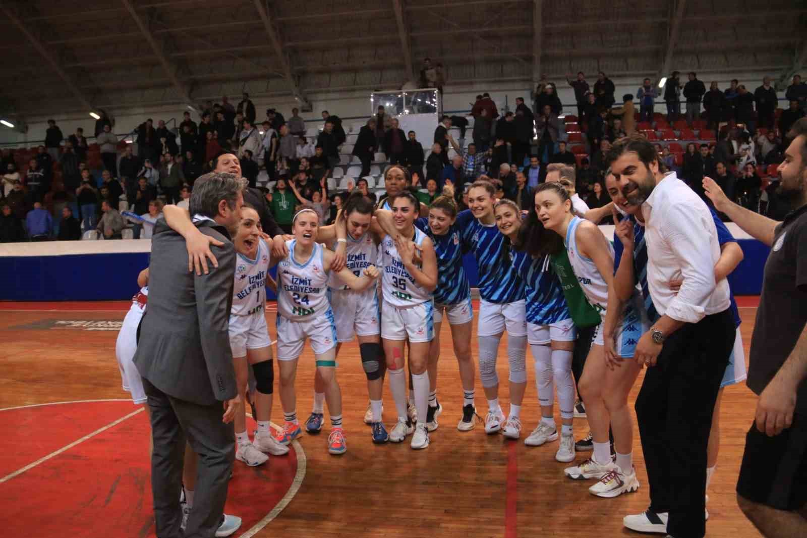 İZMİT BELEDİYESPOR GALİBİYET SONRASI FOTOĞRAFI.