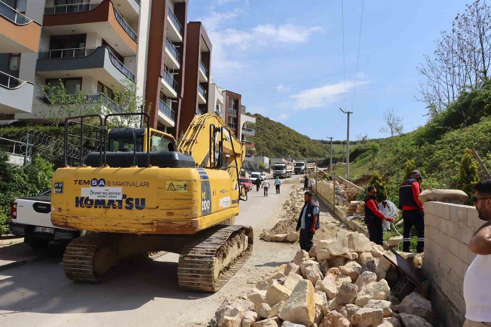 İZMİT BELEDİYESİ, İLÇEDE TEHLİKE ARZ EDEN KAÇAK VE METRUK YAPILARI