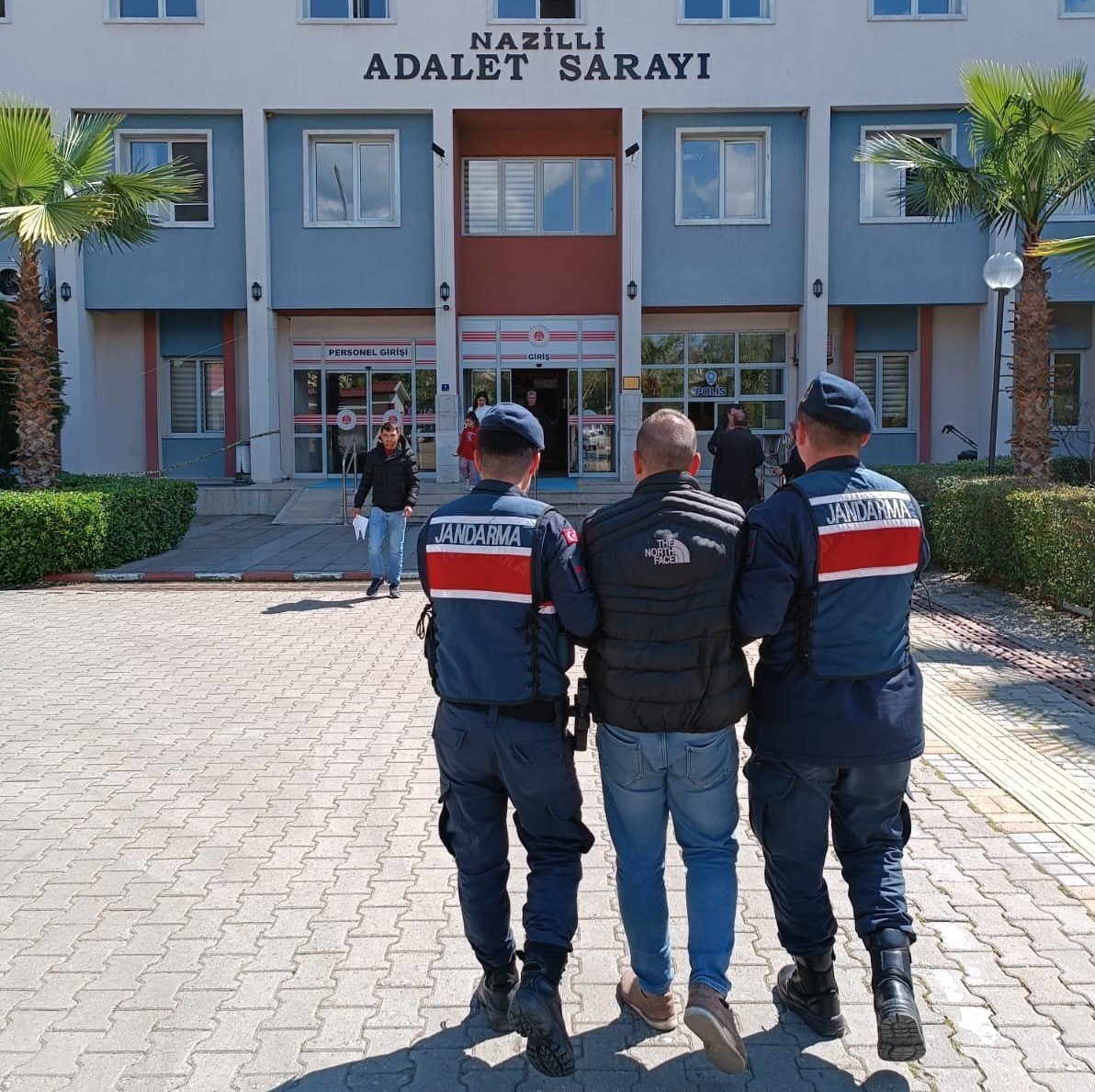 JANDARMA 5 ARANAN ŞAHSI YAKALADI