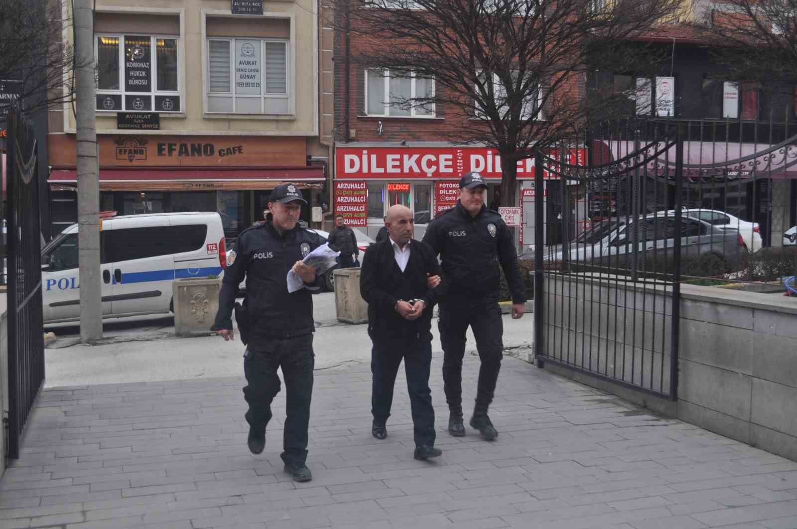 ESKİŞEHİR’DE JANDARMA ARACI VE MİNİBÜSE ÇARPMASI SONUCU 14 KİŞİNİN YARALADIĞI
