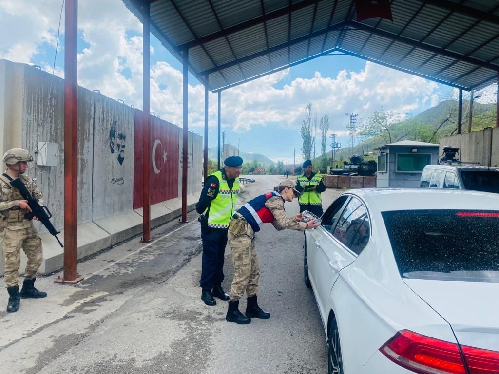 BİTLİS İL JANDARMA KOMUTANLIĞINA BAĞLI EKİPLER RAMAZAN BAYRAMINDA VATANDAŞLARIN HUZUR