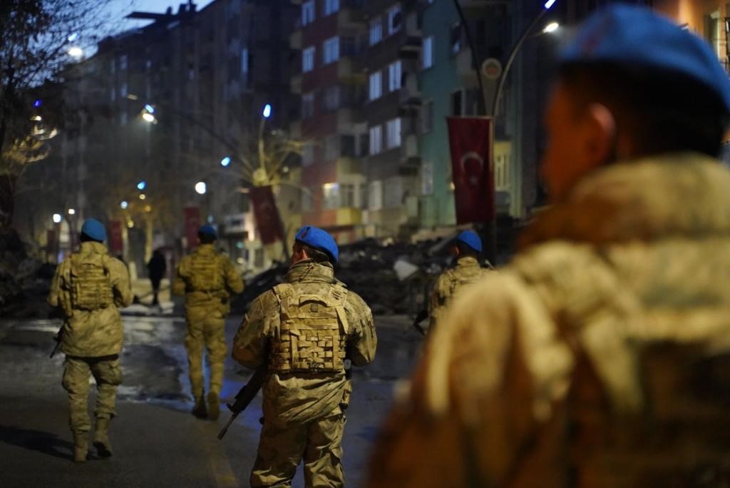 JANDARMA DEPREM BÖLGESİNDE YARALARI SARMAYA DEVAM EDİYOR