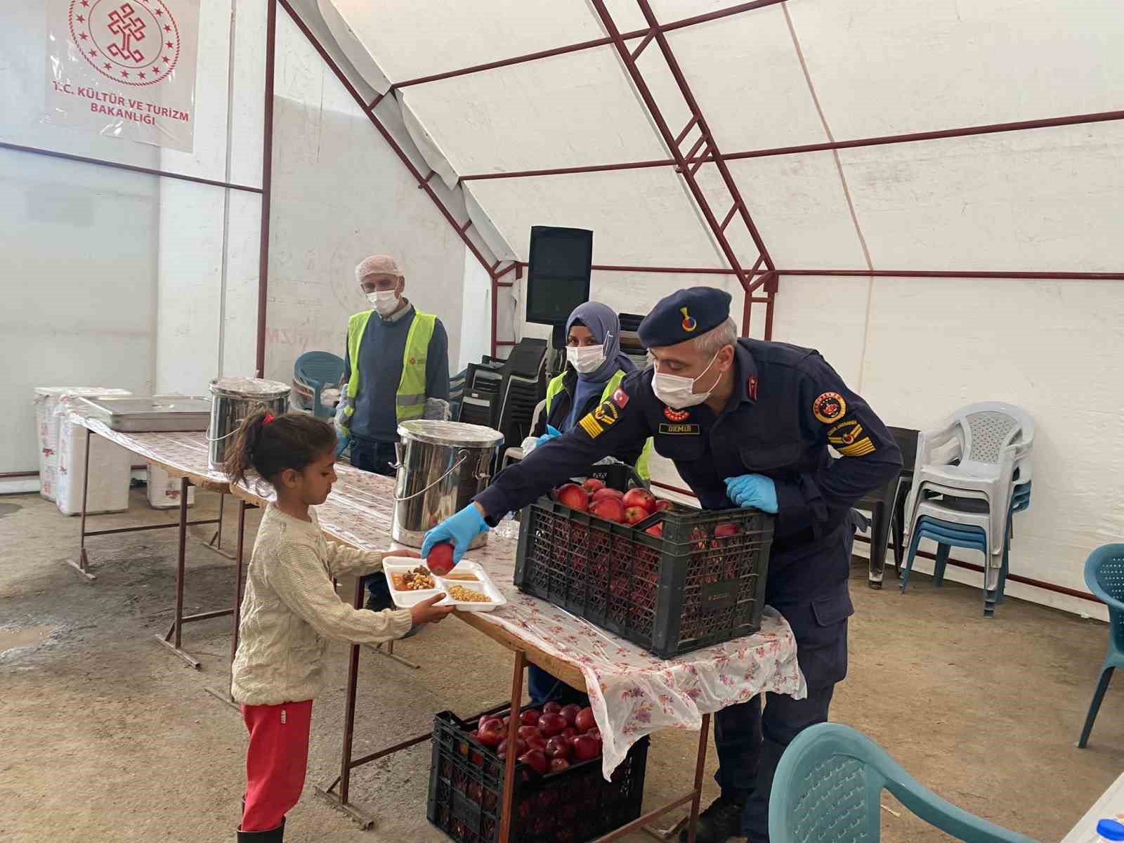 JANDARMA DEPREMZEDE VATANDAŞLARLA İFTAR YAPTI