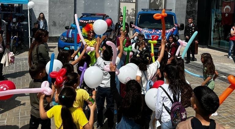 AYDIN İL JANDARMA KOMUTANLIĞI TARAFINDAN SÖKE İLÇESİNDEKİ BİR AVM'DE STANT