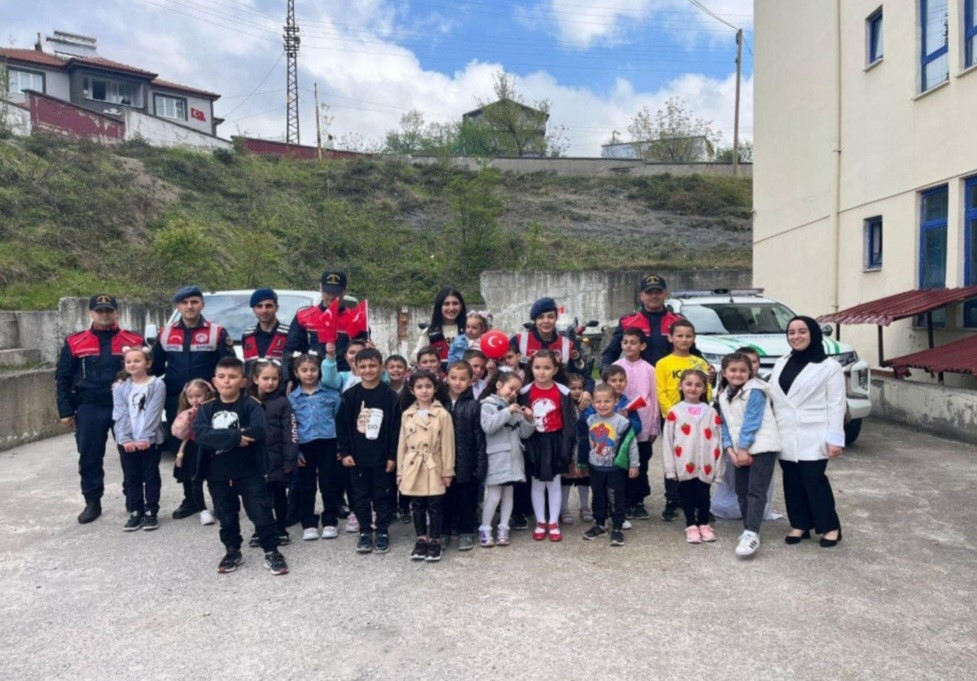 ZONGULDAK'TA JANDARMA EKİPLERİ ÇOCUKLARLA BULUŞARAK ÇEŞİTLİ HEDİYELER DAĞITIP TANITIM ETKİNLİĞİ