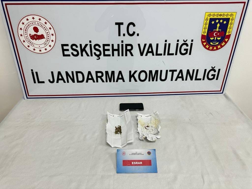 JANDARMA EKİPLERİNCE DURDURULAN ARAÇTA YAPILAN ARAMADA, 17 GRAM ESRAR ELE