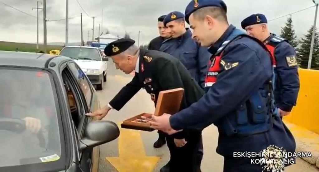 ESKİŞEHİR’DE JANDARMA EKİPLERİ TRAFİK DENETİMLERİNDE DURDURULAN ARAÇLARDAKİ VATANDAŞLAR İLE BAYRAMLAŞTI.