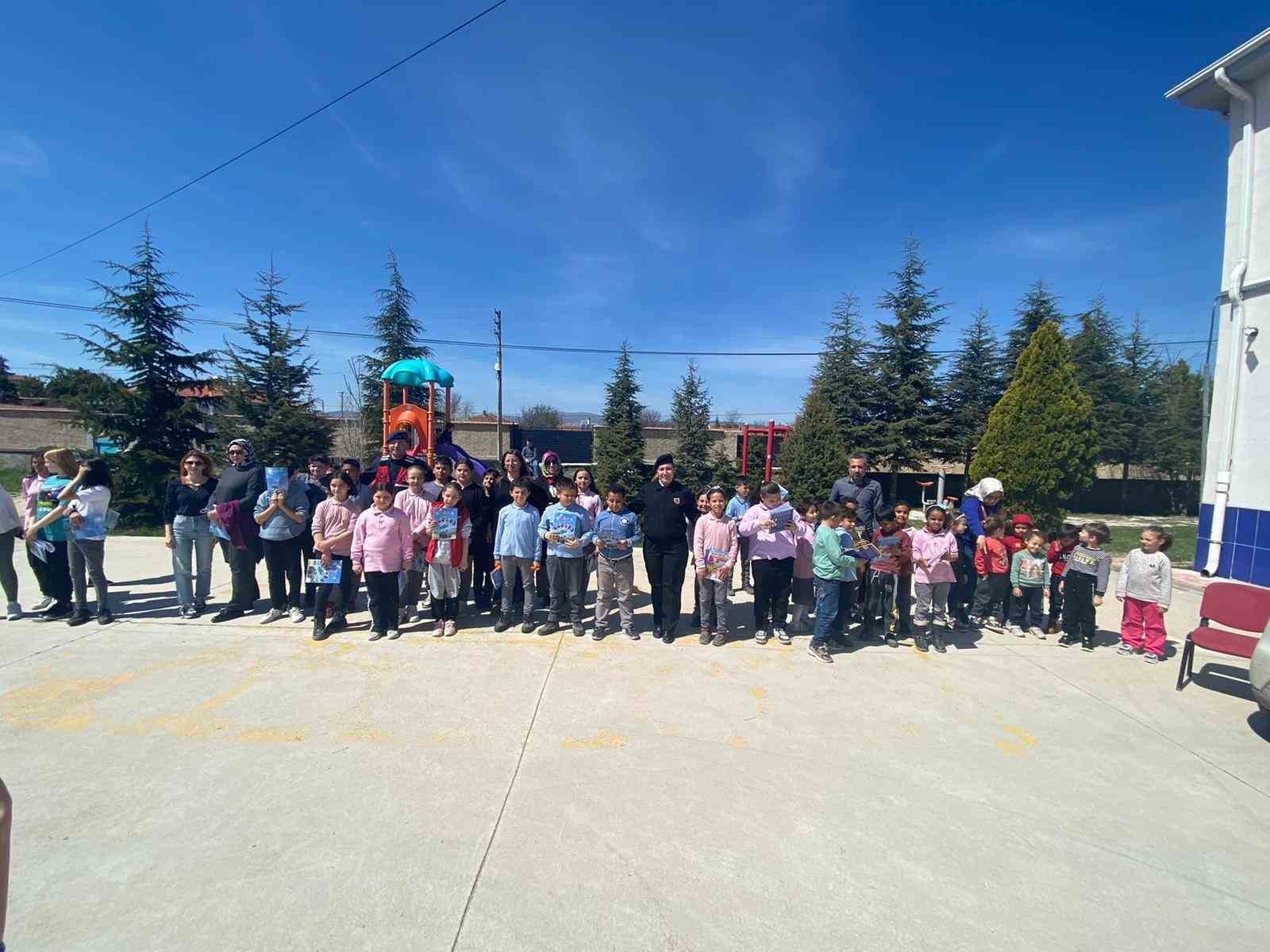 ESKİŞEHİR’DE JANDARMA EKİPLERİNCE ‘GÜVENLİ OKUL-GÜVENLİ GELECEK İÇİN JANDARMA OKULLARDA’ PROGRAMI