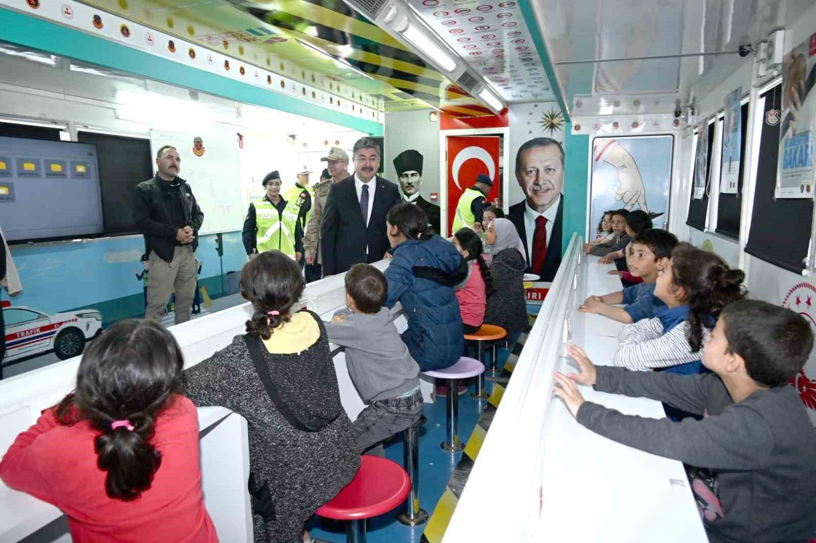 JANDARMA MOBİL TRAFİK EĞİTİM TIRI DEPREMZEDE ÇOCUKLARA MORAL OLDU
